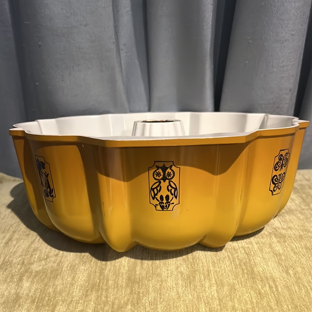 Decorated Nordic Ware Best Fluted Bundt Pan Two Tone Yellow Folk Art Scenes